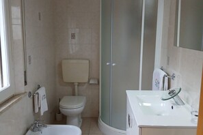 Dusche, Bidet, Handtücher