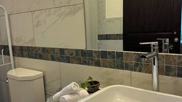 Twin kamer | Badkamer | Een douche, handdoeken, zeep, shampoo