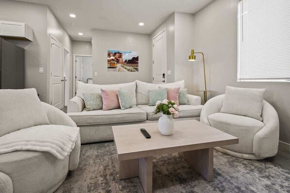 Televisión y oficina 