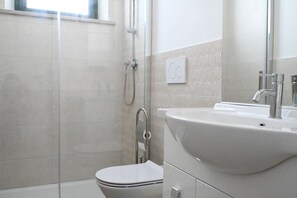 Shower, bidet, towels - P065 – Porto Recanati, Three-Room apartment near the sea (Porto Recanati)