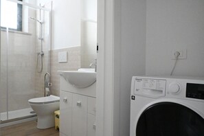 Douche, bidet, serviettes fournies