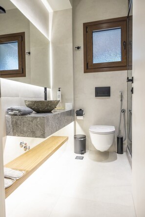 Serviettes fournies, savon, papier toilette