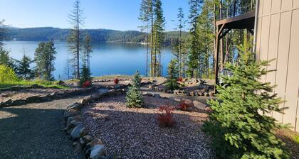 Quiet secluded Lake front Cabin on Lake Coeur D'Alene
