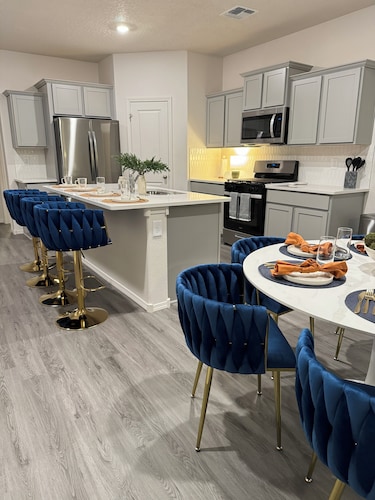 Luxury 5-Star New Home: 4 King BRs & Electric Fire - 15 Min to Airport & Plaza