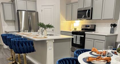 Luxury 5-Star New Home: 4 King BRs & Electric Fire - 15 Min to Airport & Plaza