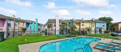 Una piscina al aire libre