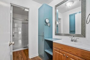 Shower, hair dryer, towels, soap - Poolside this Summer at Cozy Gardens Retreat (Corpus Christi)
