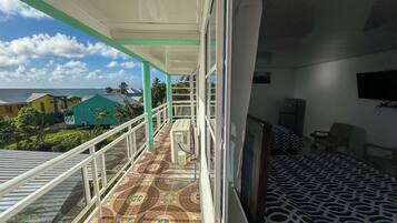 Habitación cuádruple superior, 2 camas dobles, vistas al mar | Cortinas opacas, wifi gratis, ropa de cama