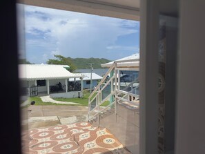 Quarto conforto, 2 camas de casal, acessível para pessoas com deficiência física | Cortinas blackout, Wi-Fi de cortesia, roupa de cama