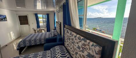 Cortinas blackout, wifi gratis y ropa de cama