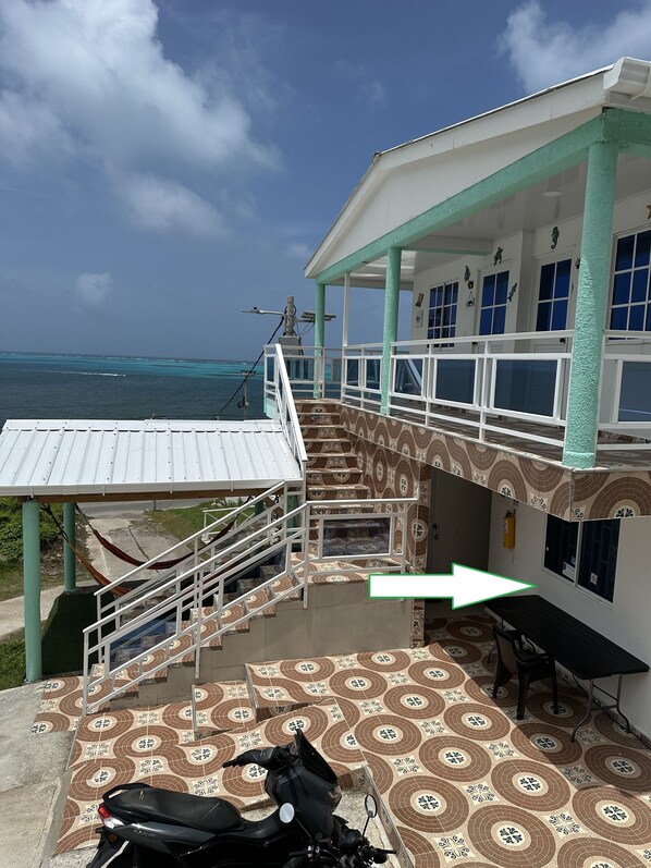 Quarto conforto, 2 camas de casal, acessível para pessoas com deficiência física | Vista do quarto