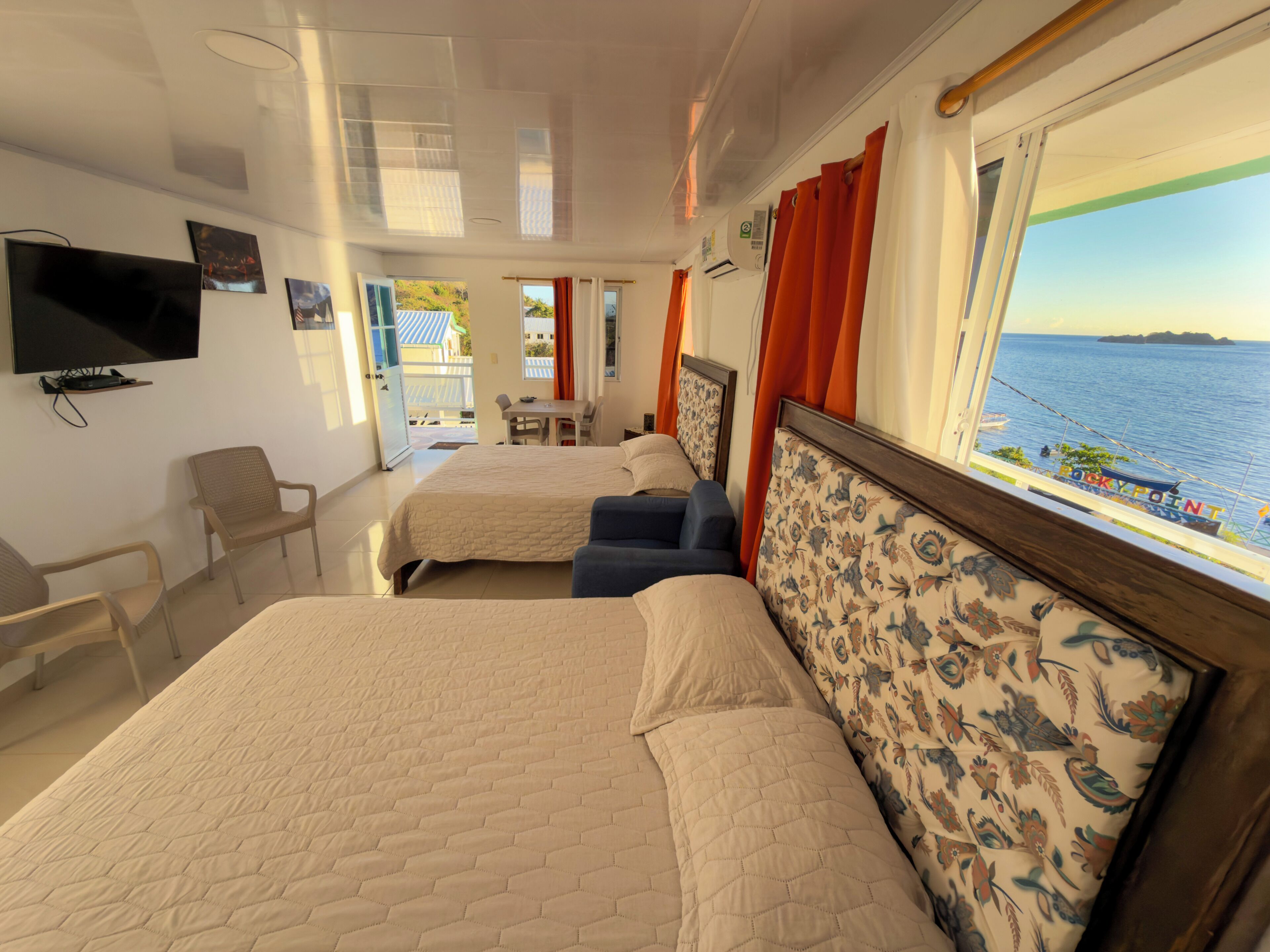 Chambre Quadruple Supérieure, 2 lits doubles, vue océan | Rideaux occultants, Wi-Fi gratuit, draps fournis