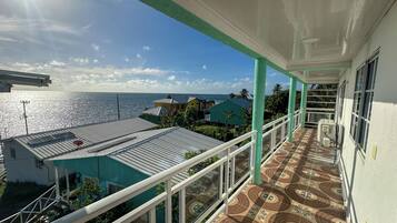 Habitación cuádruple superior, 2 camas dobles, vistas al mar | Terraza o patio