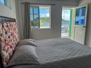 Cortinas blackout, wifi gratis y ropa de cama 