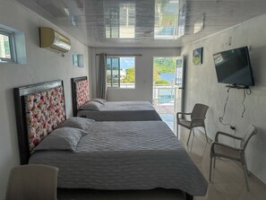 Quarto superior, 2 camas de casal, vista para o oceano | Cortinas blackout, Wi-Fi de cortesia, roupa de cama