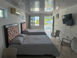 Cortinas blackout, wifi gratis y ropa de cama 