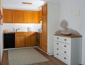 Fridge, oven, dishwasher, coffee/tea maker