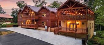 NEW Mountain Luxury-8BR w/Indoor Pool/Arcade Games