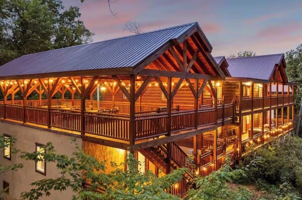 Exterior - NEW Mountain Luxury-8BR w/Indoor Pool/Arcade Games (Sevierville)