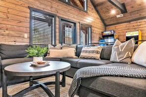 Smart TV, fireplace, video games - NEW Mountain Luxury-8BR w/Indoor Pool/Arcade Games (Sevierville)