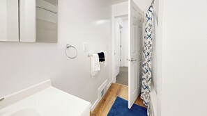 Een haardroger, handdoeken, zeep, toiletpapier