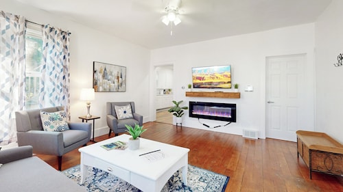 Charming 3-bedroom house in Mansfield with WiFi, AC, full kitchen