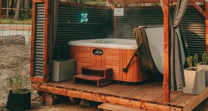 Tiny Cabin Retreat w/Hot Tub & Alpacas Rescue