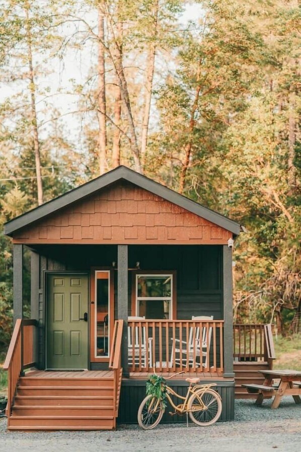 Exterior - Tiny Cabin Retreat w/Hot Tub & Alpacas Rescue (Josephine County)