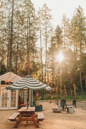 Outdoor dining - Tiny Cabin Retreat w/Hot Tub & Alpacas Rescue (Josephine County)