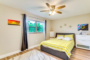 4 bedrooms, iron/ironing board, WiFi, bed sheets - Spacious 4-bedroom house with fitness room, WiFi in brilliant Spring Hill (Spring Hill)