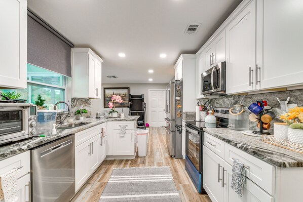 Mikrowelle, Ofen, Herdplatte, Geschirrspüler