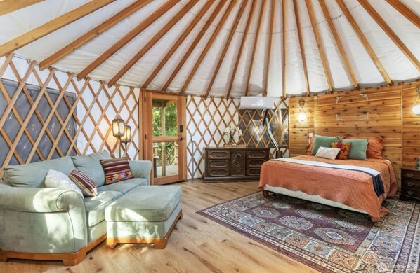 1 bedroom, free WiFi, bed sheets - Tranquil Forest Yurt Retreat in Washington State. (Belfair)