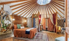 1 bedroom, free WiFi, bed sheets - Tranquil Forest Yurt Retreat in Washington State. (Belfair)