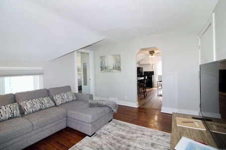 Smart TV. Recovery Loft 1-bedroom apartment in Mansfield with WiFi, AC, Full Kitchen