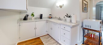 Recovery Loft 1-bedroom apartment in Mansfield with WiFi, AC, Full Kitchen