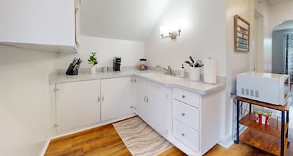 Recovery Loft 1-bedroom apartment in Mansfield with WiFi, AC, Full Kitchen
