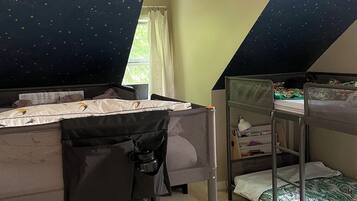 3 bedrooms, desk, WiFi, bed sheets