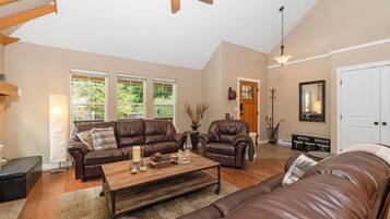 TV connectée, cheminée, lecteur de DVD, baby-foot