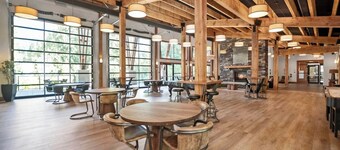 Steadymart Cottage - spacious 3-bed/3-bath & pool, hot tubs, creek, Cultus Lake