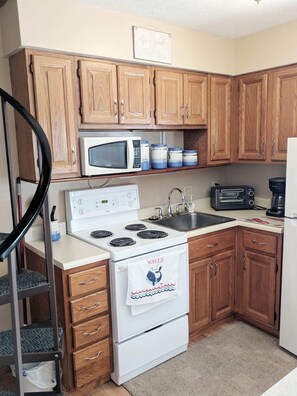 Private kitchen - Condo in downtown OOB. 4 min walk to Pier & Beach (Old Orchard Beach)