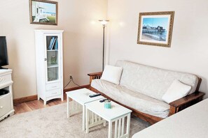 Living area - Condo in downtown OOB. 4 min walk to Pier & Beach (Old Orchard Beach)