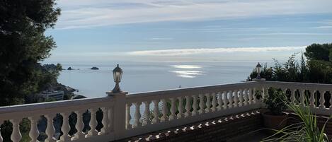 تناول الطعام بالخارج