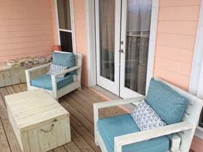 Terrace/patio - Beautiful 3 BR Condo in Gulf Shores, only short walk to beach, Hangout, shopping (Gulf Shores)