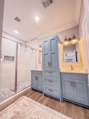 Shower, hair dryer, towels, soap - High Blue Bungalow-Southern Charm on the MS Gulf Coast (Bay St. Louis)