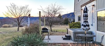 Barn Suite, Mountain Views & Hot tub, Pets OK!