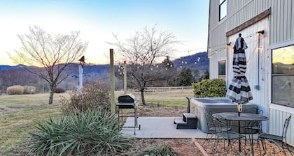 Barn Suite, Mountain Views & Hot tub, Pets OK!