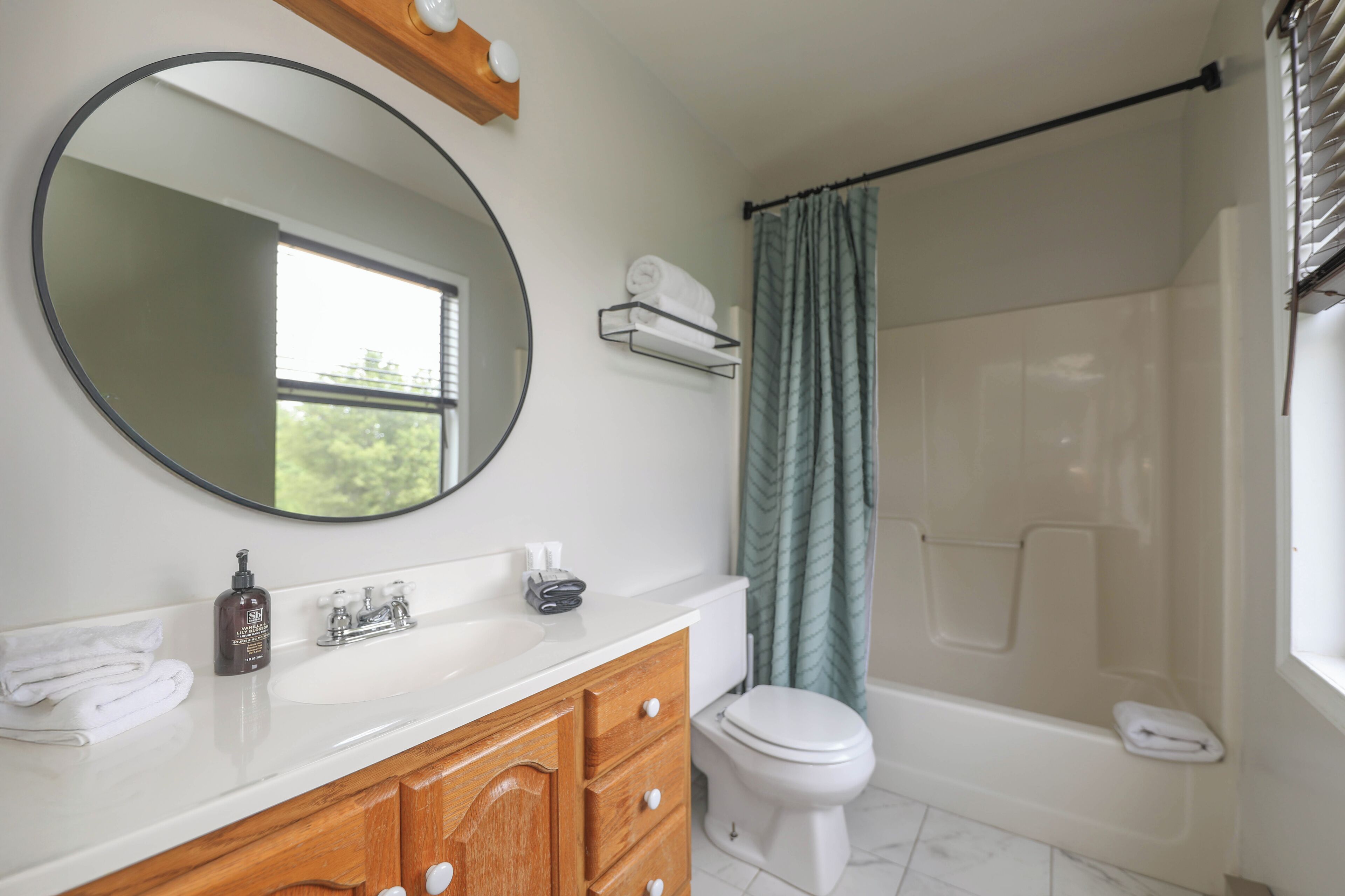 Asciugacapelli, asciugamani, sapone, carta igienica