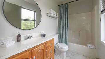 Asciugacapelli, asciugamani, sapone, carta igienica