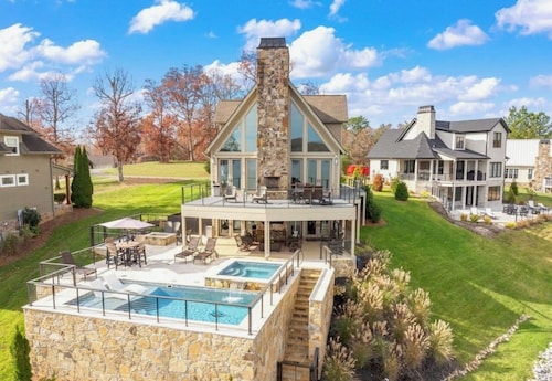 Stunning Mountain VIEWS!  Lakefront Luxury w Pool, Spa, Kayaks & Deep-Water Dock