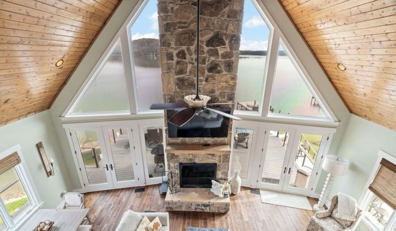 Älytelevisio, takka, pöytätennispöytä, kirjoja